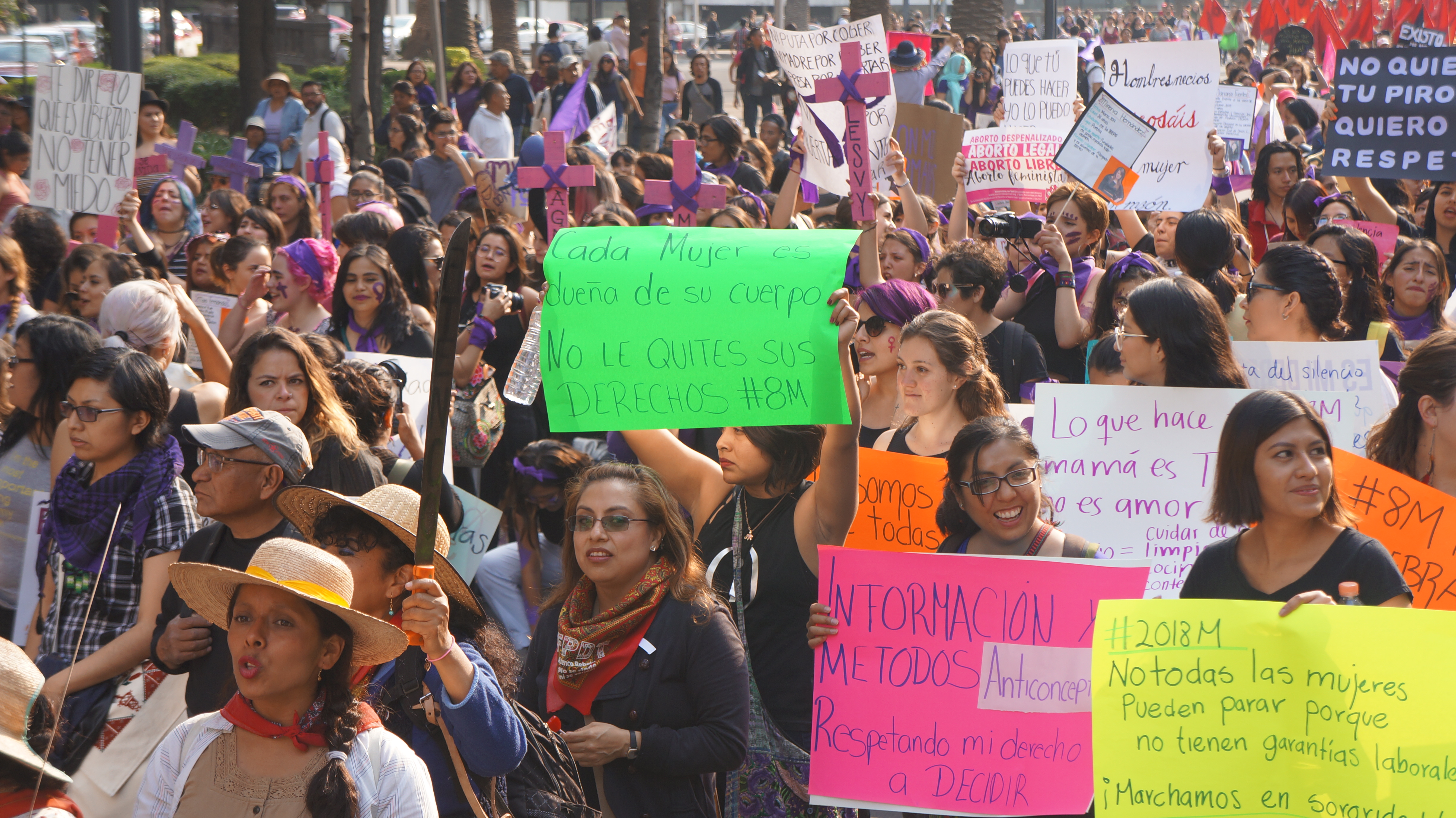 Esto es una fotografía en la que se muestran mujeres con carteles en la marcha feminista.
