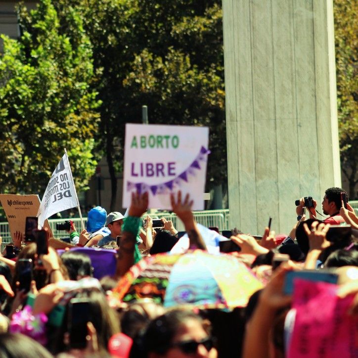 En la foto se puede ver una multitud, donde sólo sobresale un cartel que dice "Aborto libre"