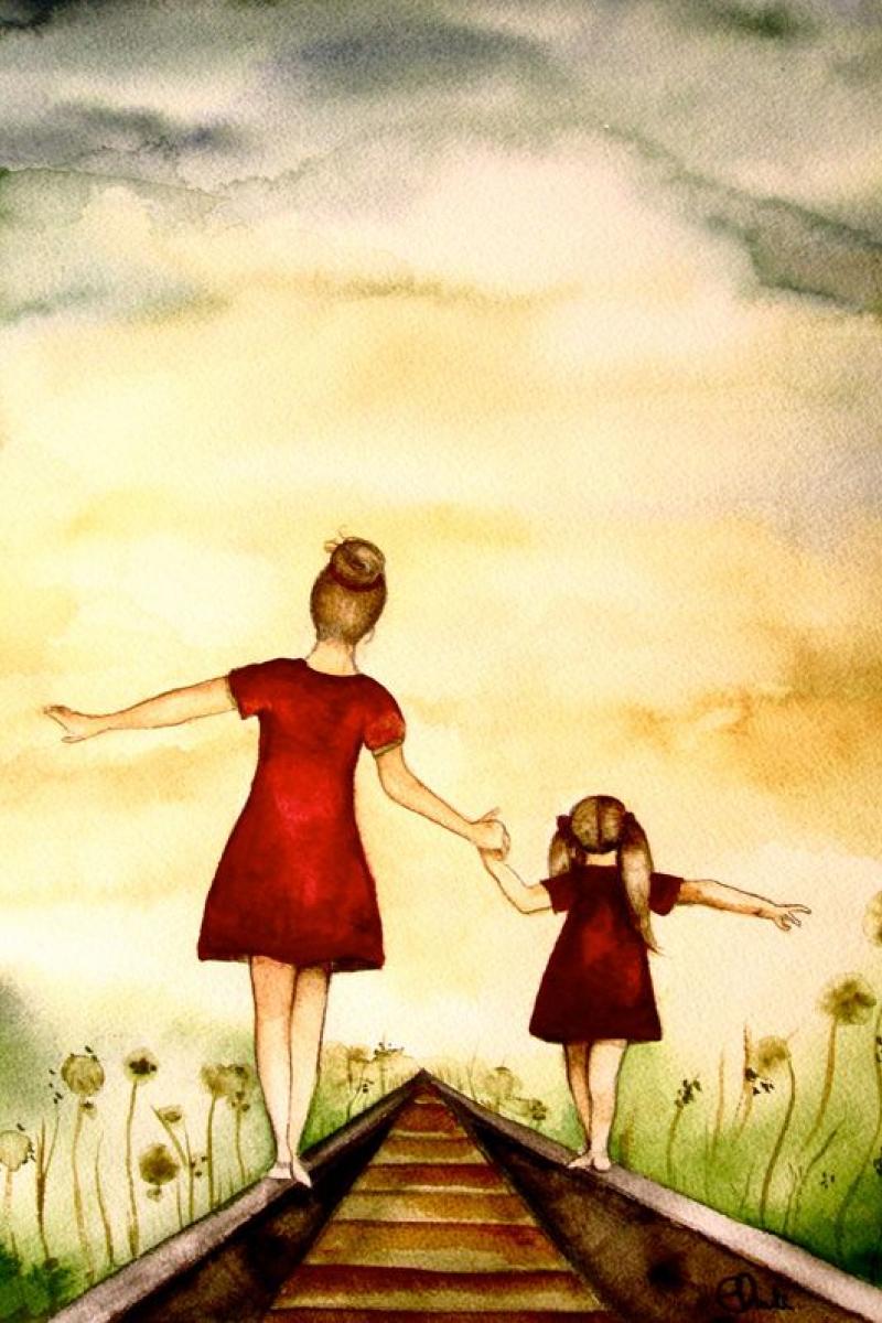 Esto es una imagen. En la imagen se ve una pintura de acuarela y en el centro una madre con su hija de la mano caminando por las vías del tren. Flores y pasto alrededor de las vías.